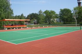 Баскетбольная площадка и теннисный корт